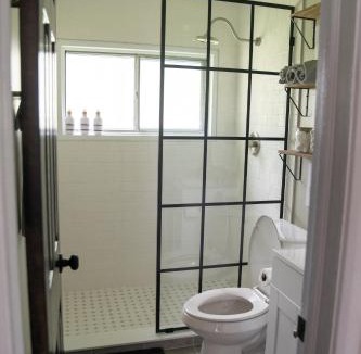 Youngstown House | Pet Friendly Home w/ fenced yard (1 King/1Queen)