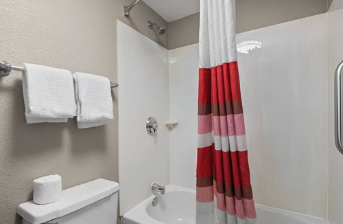 Las Colinas Hotel | Pet-Friendly Hotel | Free Airport Shuttle | Near Six Flags & Stadiums