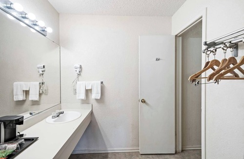 Junction Hotel | Pet-Friendly Lodge Near I-10 – Clean & Convenient for Travelers l 3 Rooms