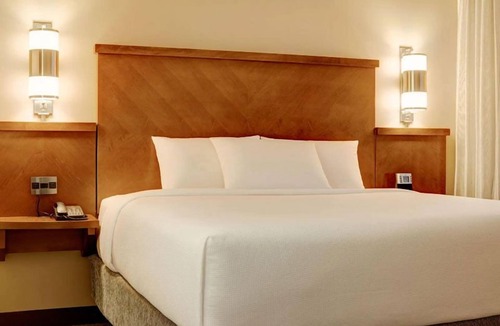 St. Johns Hotel | Pet-Friendly Property Near Brentwood Park! Lounge by the Pool, Free Parking!