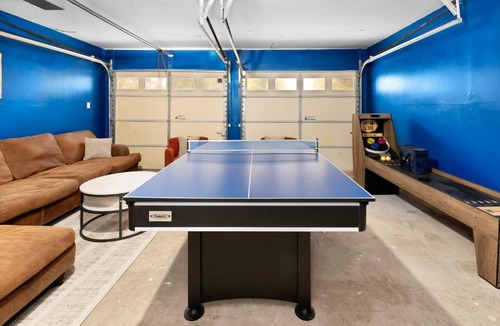 Milwood House | Pet Friendly - Q2 & Domain - King Bed - Pool Table
