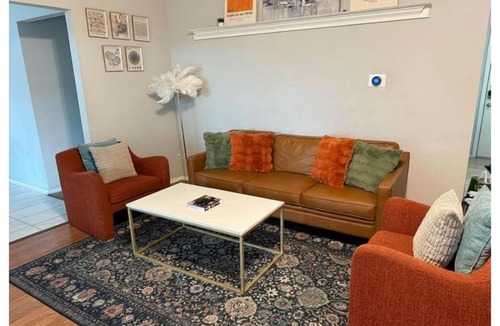 Milwood House | Pet Friendly - Q2 & Domain - King Bed - Pool Table
