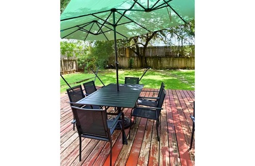 Milwood House | Pet Friendly - Q2 & Domain - King Bed - Pool Table