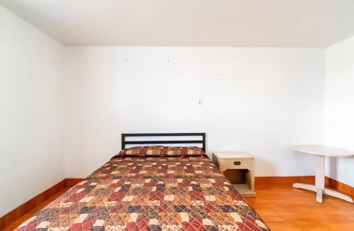 Brownsville Hotel | Pet-Friendly Room Steps to the Historic Brownsville Museum
