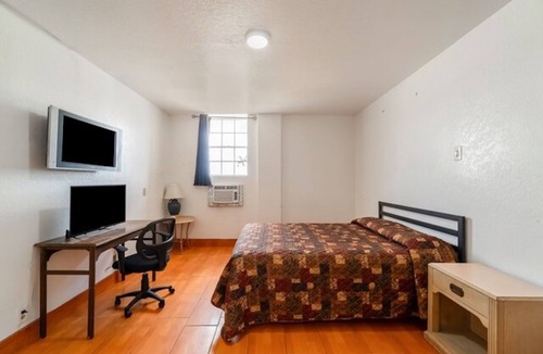 Brownsville Hotel | Pet-Friendly Room Steps to the Historic Brownsville Museum
