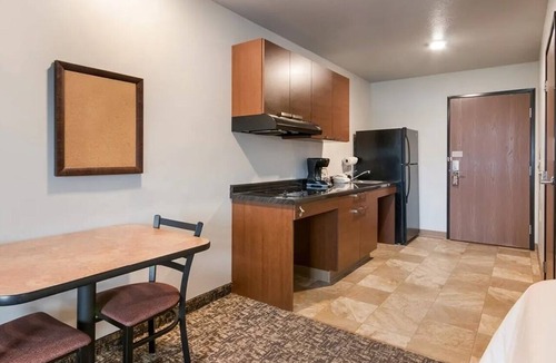 Bozeman Hotel | Pet-Friendly Room w/Full Kitchen Near Downtown & Attractions! | Free Parking