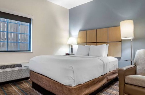 Denham Springs Hotel | Pet-Friendly Stay w/Kitchenette Near Bass Pro Shops, Dining & I-12 Access