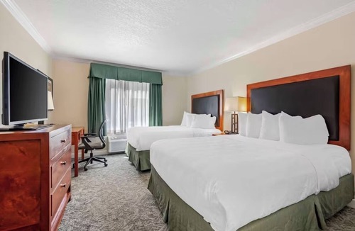 Eagle Hotel | Pet-Friendly Standard Room | 2 Queens + Free Breakfast & Airport shuttle
