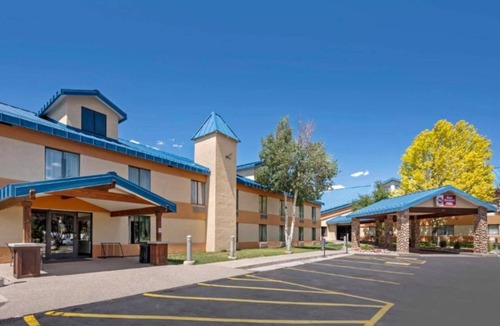 Eagle Hotel | Pet-Friendly Standard Room | 2 Queens + Free Breakfast & Airport shuttle