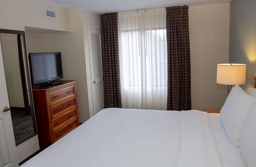 Vance Jackson Hotel | Pet-friendly Stay | 2 Spacious 2BR Suite | Outdoor Pool | Free Breakfast