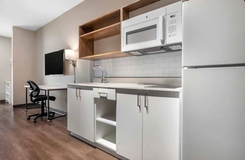 Bozeman Hotel | Pet-Friendly Stay for Traveling Couples | Free On-Site Parking + Breakfast