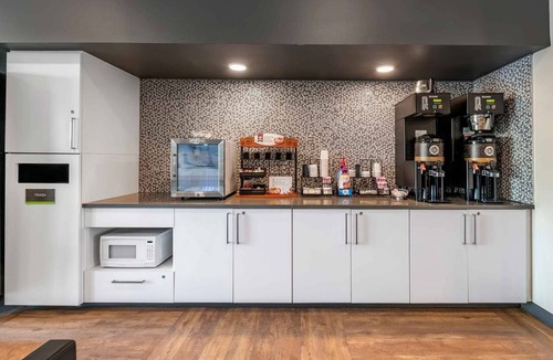 Bozeman Hotel | Pet-Friendly Stay for Traveling Couples | Free On-Site Parking + Breakfast