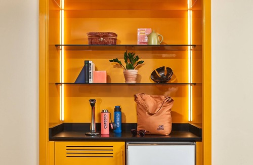 Cole Apartment | Pet Friendly + Suite | Rooftop Hot Tub & Bar