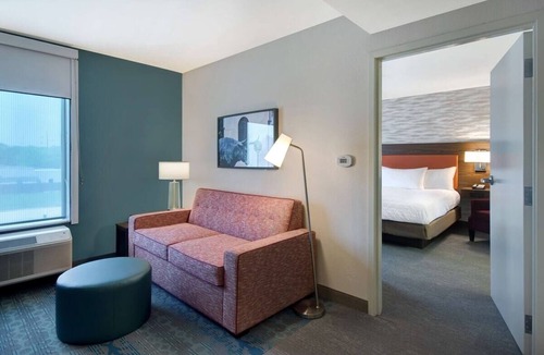 University Hotel | Pet-Friendly Suite w/Full Kitchen at Waco's Core Attractions