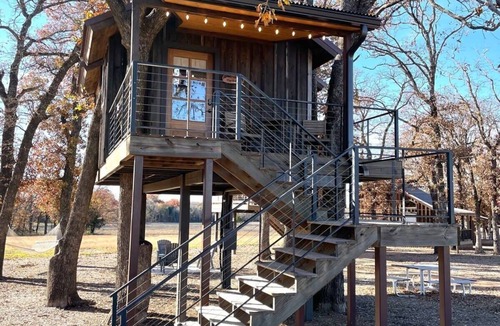 Elm Mott RV Rental | Pet Friendly The Robin Treehouse (15 MIN to Magnolia & Baylor)