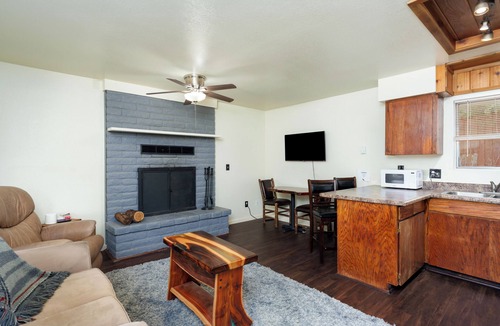 Lakeside Apartment | Pine Dawn Retreat - Unit C - Peaceful 1-BDRM Apartment in Lakeside w/WiFi & Deck