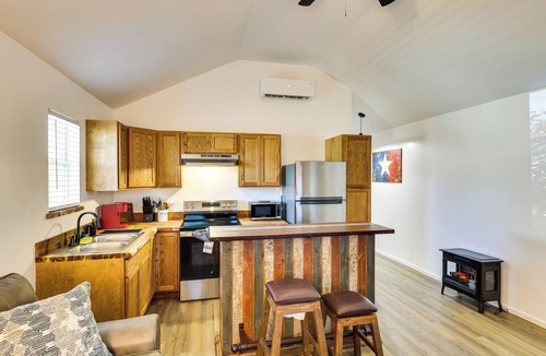 Joaquin Cabin | Piney Woods Tiny Cabin: 3 Mi to Sabine River!