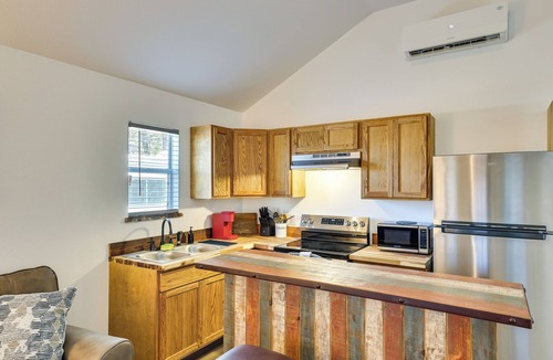 Joaquin Cabin | Piney Woods Tiny Cabin: 3 Mi to Sabine River!