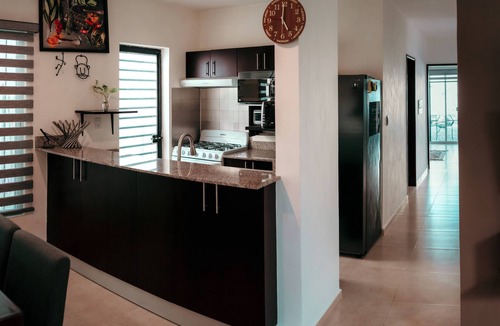 Merida House | Piscina grande, 3 recamaras, 3 baños, Un solo piso. Wifi fibra optica, parking.