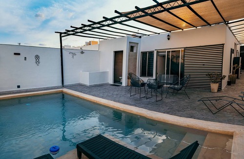 Merida House | Piscina grande, 3 recamaras, 3 baños, Un solo piso. Wifi fibra optica, parking.