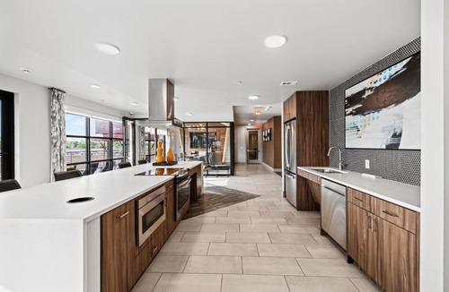 Waller Creek District Hotel | Placemakr Austin Downtown, Apartments by Hilton