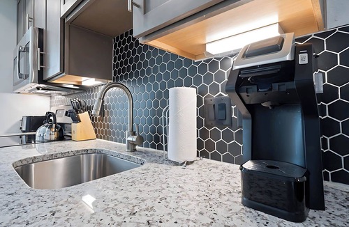 Waller Creek District Apartment | Placemakr Austin Downtown, Apartments by Hilton