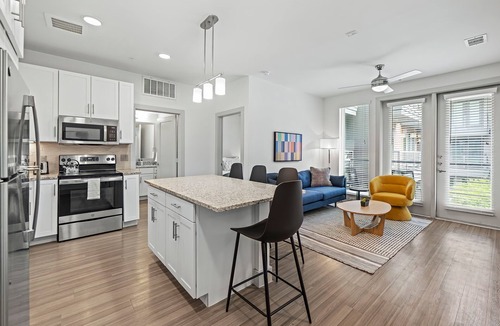 Waller Creek District Apartment | Placemakr Austin Downtown, Apartments by Hilton