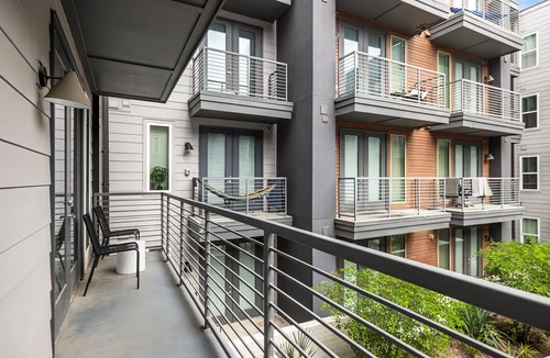 Waller Creek District Apartment | Placemakr Austin Downtown, Apartments by Hilton