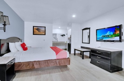 Oakville Hotel | Pleasant Room Close to Sowells BBQ – Pets Welcome, Parking & Pool Included