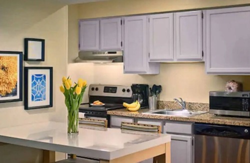 White Station House | Pleasant Stay! Parking, Pets Allowed, Near Fire Museum of Memphis!