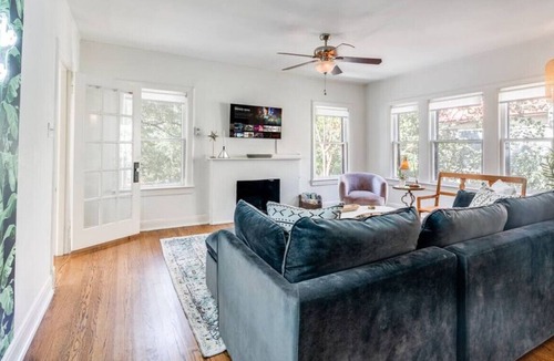 Mahncke Park House | Plunge Pool&Hot tub~Outdoor Theater~King Bed~Downtown