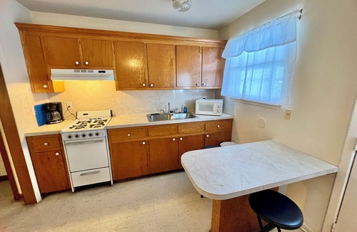 New Roads House | Pointe Breeze Kitchenette #14