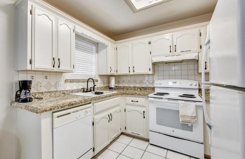 Edinburg Apartment | Pool Access & Work-Ready Comforts! Edinburg Apt