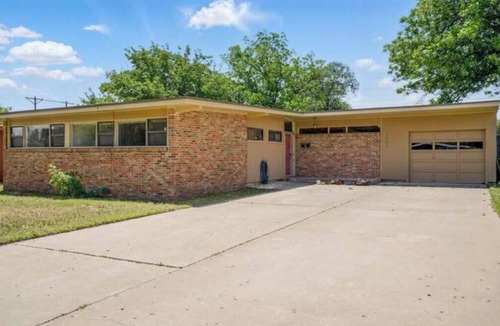 Lubbock House | Pool Table : Sleeps 8 : 5 min to TTU