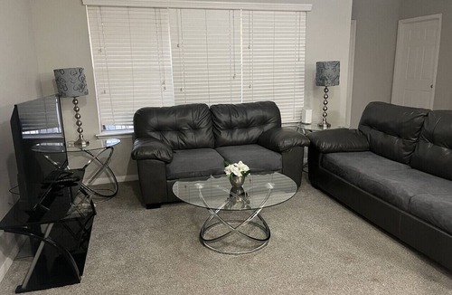 Texas Medical Center Apartment | Pool View 3 Bedroom/2 Bath Condo in Houston