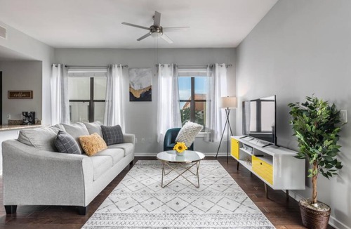 Dallas Apartment | POOL VIEW TWO BEDROOM SUITE CENTRAL DALLAS FREE PARKING INTERNEt
