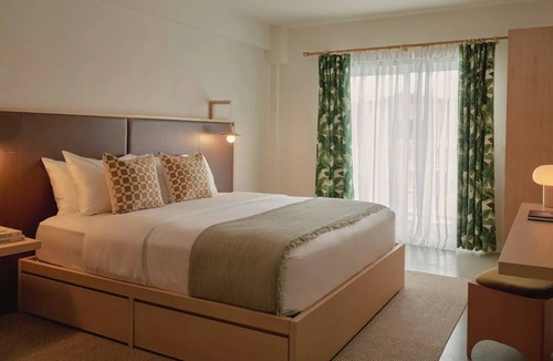 San Jacinto Hotel | Poolside Balcony + King Bed | Rooftop Bar & Walk to Attractions