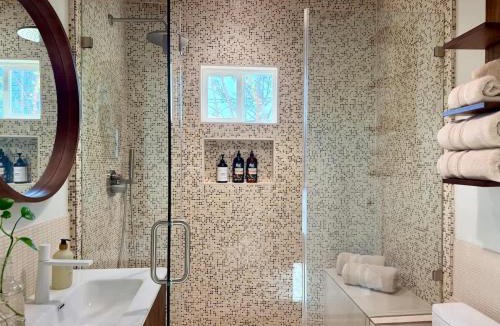 Greater Heights House | poolside getaway with courtyard, hot tub, Easy World Cup Access