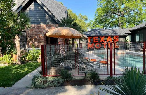 Greater Heights House | poolside getaway with courtyard, hot tub, Easy World Cup Access
