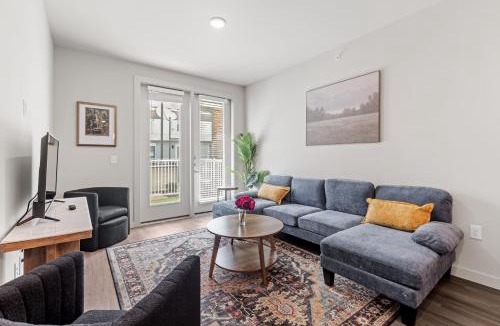 Windsor Park Apartment | Poolside Luxury 1BR w Private Patio HGV 1105