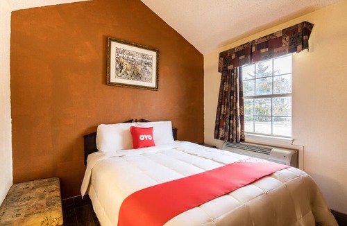 Decatur Hotel | Practical Pet-Friendly Queen Bedroom with Seasonal Outdoor Swimming Pool
