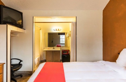 Decatur Hotel | Practical Pet-Friendly Queen Bedroom with Seasonal Outdoor Swimming Pool