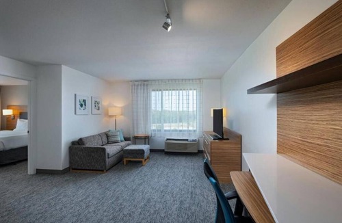 Macon Hotel | Practical Suite w/Kitchen + Pool Access | Near Tattnall Square Park - 1.9 miles