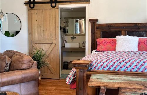 Prescott Apartment | Prickly Pear Unique Studio with bathroom built into the Granite boulders, Amazing Views, Front & back porches, Firepit,Dog friendly