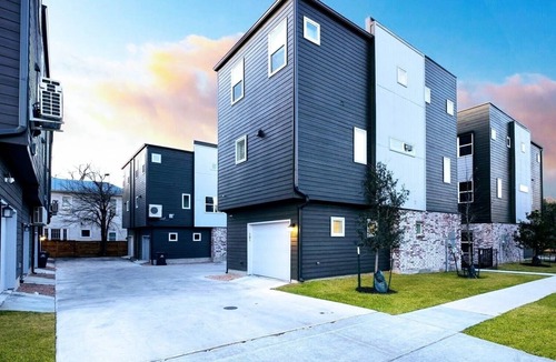 Tobin Hill House | Prime Downtown Oasis - 3 Bedrooms/3.5 Baths, Steps to River Walk, Pet-Friendly