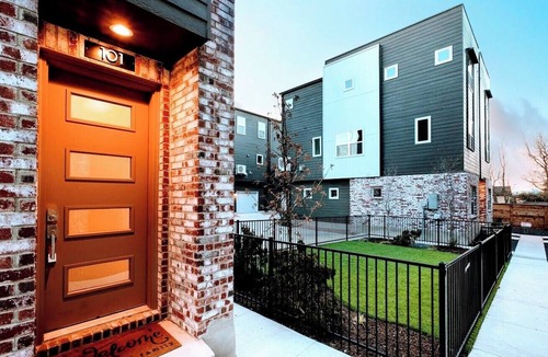 Tobin Hill House | Prime Downtown Oasis - 3 Bedrooms/3.5 Baths, Steps to River Walk, Pet-Friendly