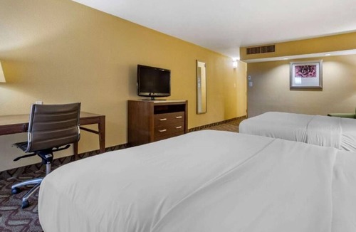 Roswell House | Prime Location! 4 Comfortable Units, Free Breakfast Near Loveless Park