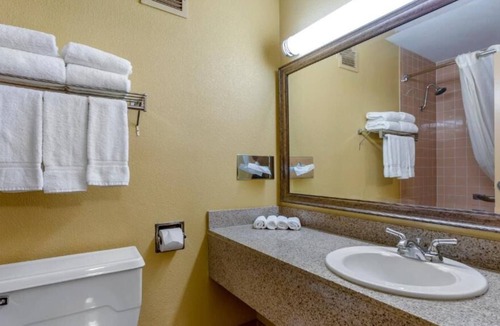 Roswell House | Prime Location! 4 Comfortable Units, Free Breakfast Near Loveless Park