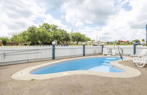 Three Rivers House | Prime Location! Parking, Pets Allowed, Free Parking Onsite, Outdoor Pool!