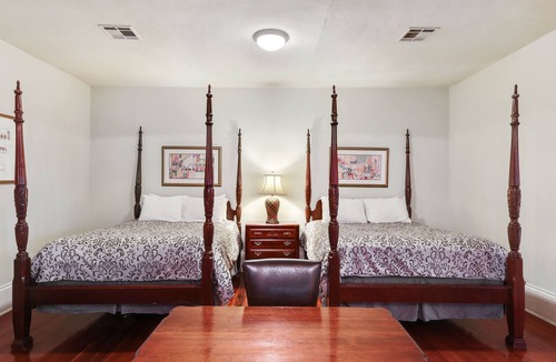 New Orleans Hotel | Prime location, Walk to all the French Quarter attractions. Ideal for groups.